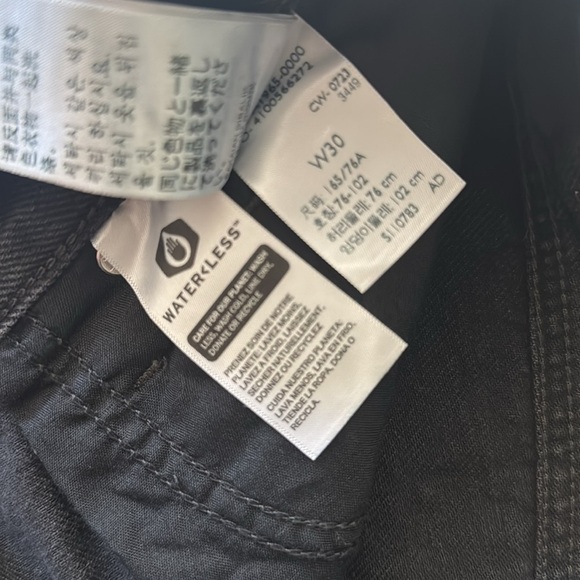 Levi’s High Waisted Mom Shorts Black Denim 100% Cotton Size 30 - Picture 6 of 8